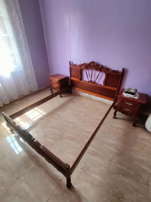 Chambre à coucher bois rouge 