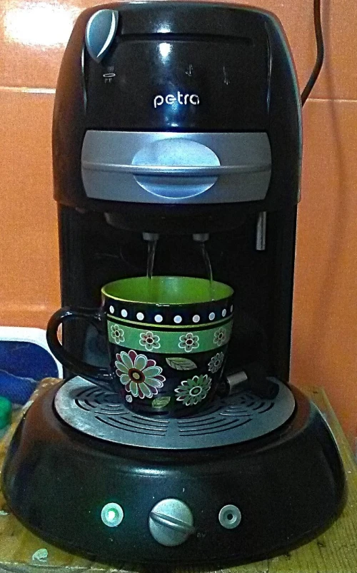 Machine électrique pour café moulu, marque Petra, d'occasion non neuve, utilisée.