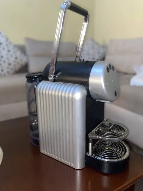 Une machine à café nespresso zenius