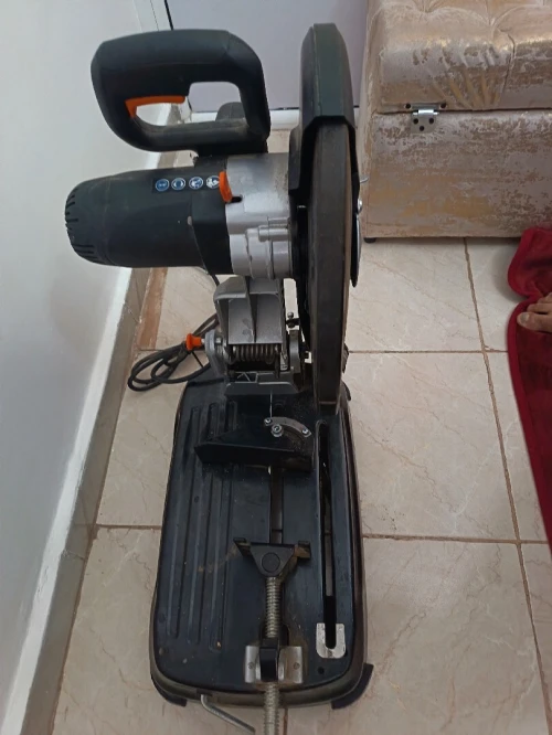 Tronçonneuse électrique sur table