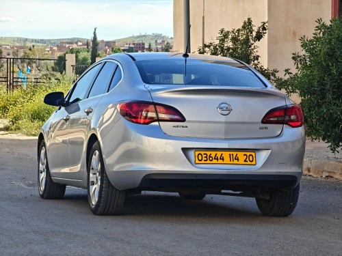 Opel Astra 4 portes 2014 Cosmo