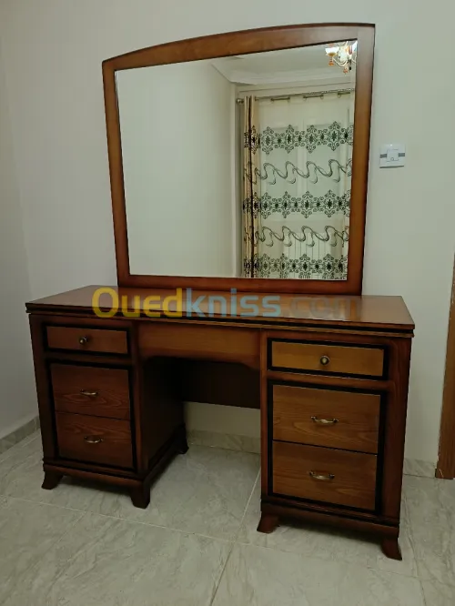 Vends grande coiffeuse en bois Hêtre avec tiroirs cachés (en Excellente état)