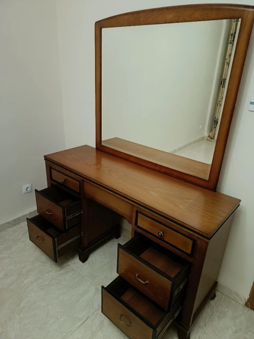 Vends grande coiffeuse en bois Hêtre avec tiroirs cachés (en Excellente état)