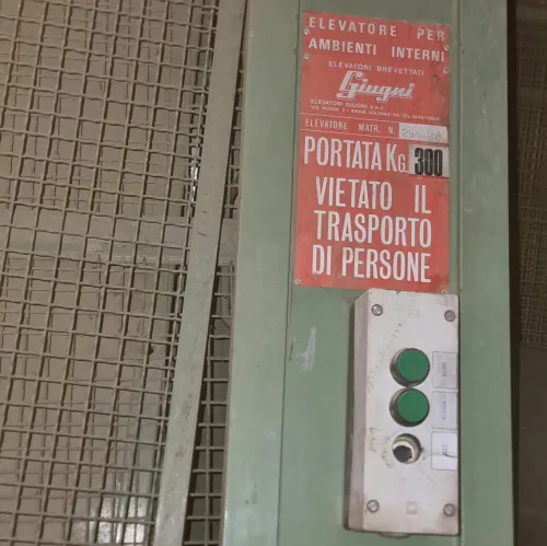 Monte charge italien ocasion  électrique avec cabine et grille 1etage destocage rapid offre valb 24h