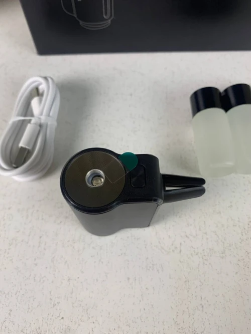 Diffuseur Parfum Voiture à Clip Climatisation Kit avec 3 Recharges