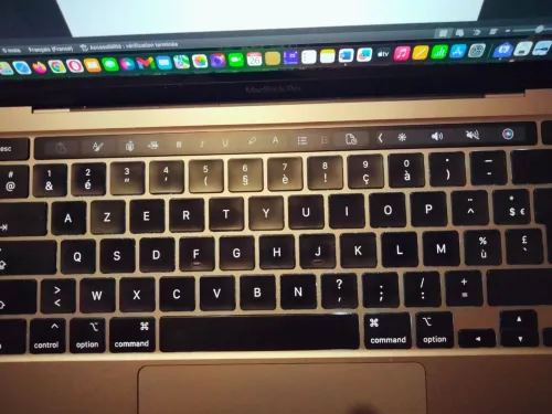 MacBook pro touch bar 