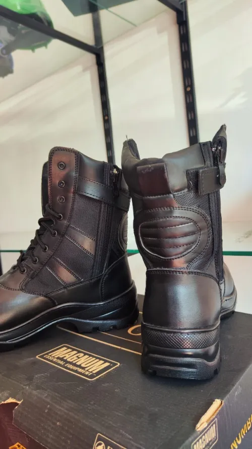 Bottes Magnum neuves, très solides, idéales pour travail ou sécurité.