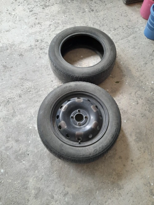 2 Pneus + jante 185 / 65 / R15