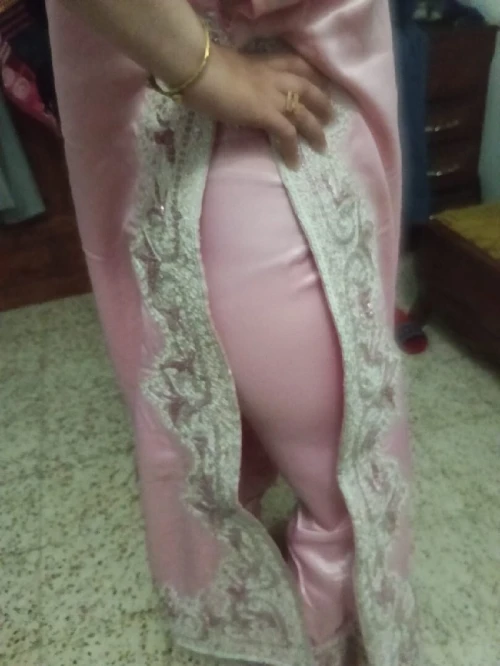 Tasdira bonne occasion :  caftan doré, robe de soirée mauve et djeba anabia rose clair