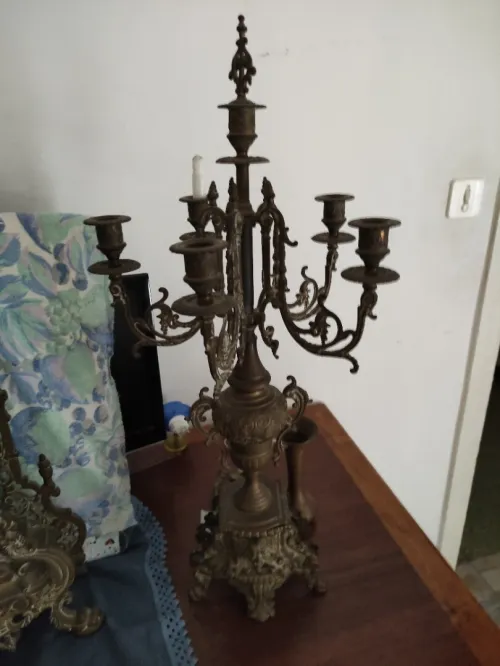 Horloge de cheminée avec deux chandeliers 