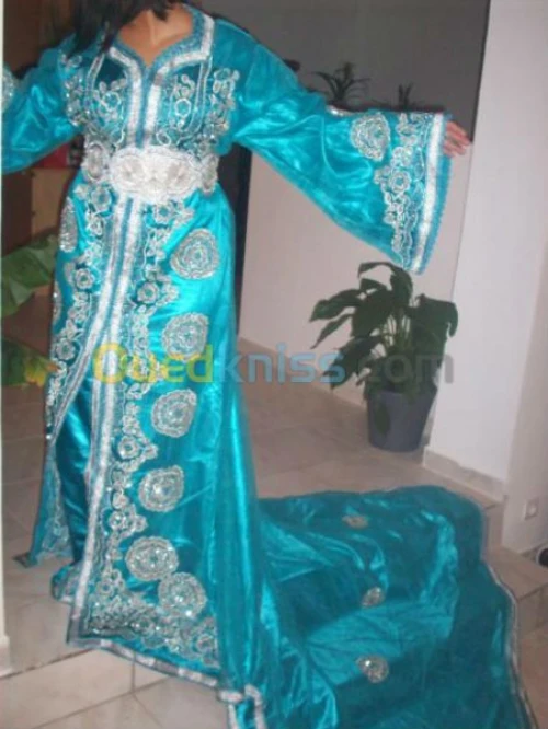 donne des cours de couture et coupe...