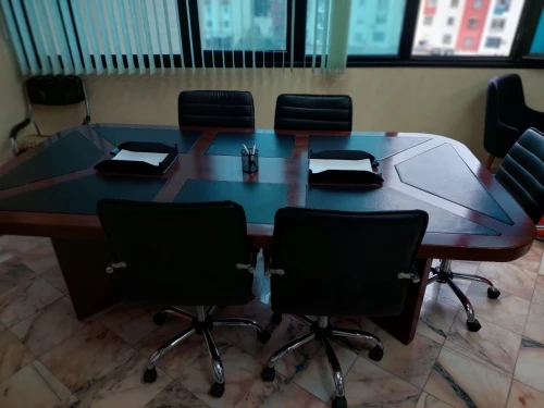 Table de réunion avec 06 chaises