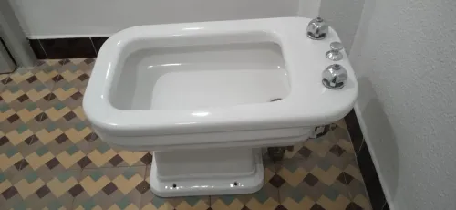 vend bidet.