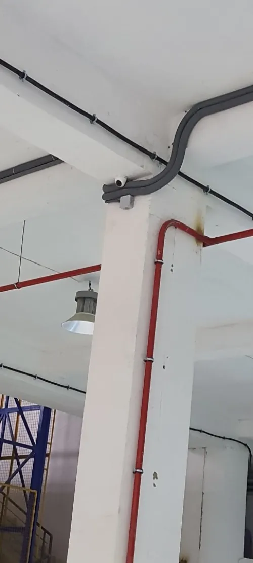 caméra de surveillance et système d'alarme