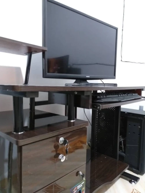 Pc table.. طاولة كومبيوتر