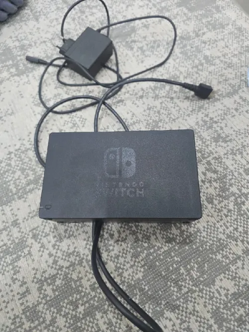 Nintendo switch + chargeur d'origine + porte manette + câble tv