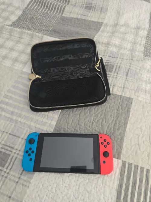 Nintendo switch + chargeur d'origine + porte manette + câble tv