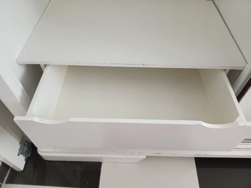 Armoire blanche avec portes à vendre