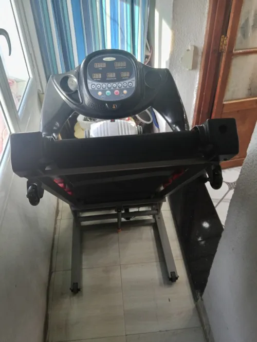 Tapis roulant la marque varna fitnes  Boite de massage  Poids max 120kg La vitesse 14 km  Inclinaison manuelle