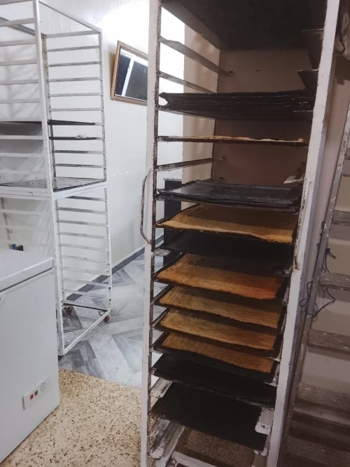 عتاد محل حلويات للبيع