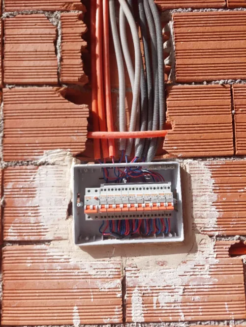 Electricien كهربائي