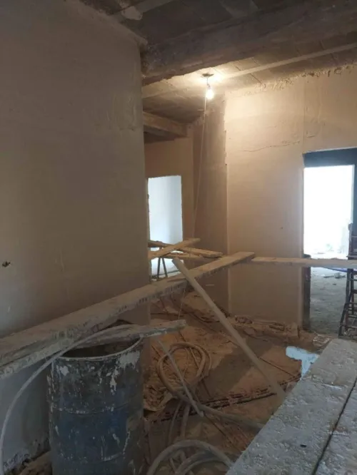 Platre projeté avec machine 