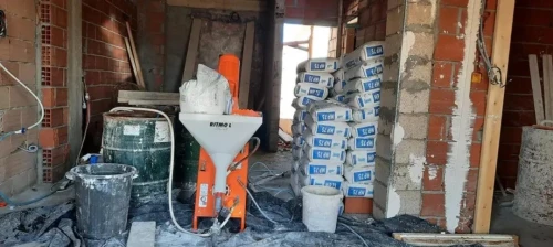 Platre projeté avec machine 