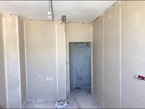 Platre projeté avec machine 