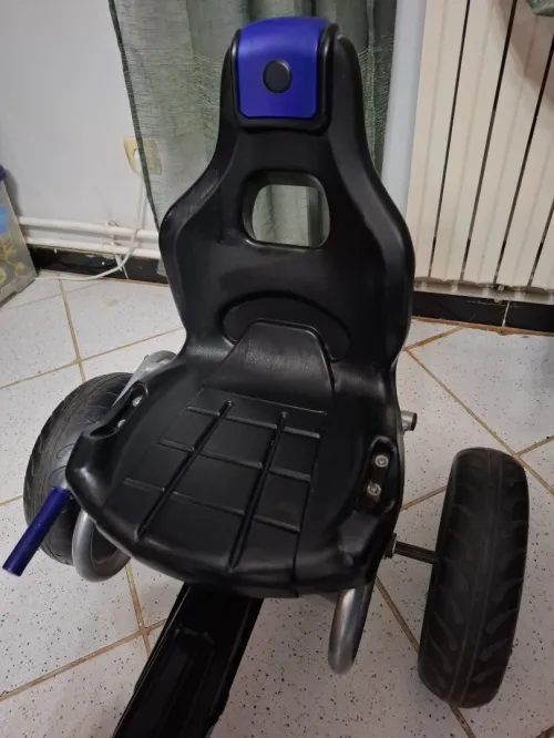 Voiture a pédales pour enfants