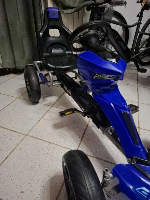 Voiture a pédales pour enfants