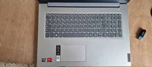 Lenovo ideapad ryzen 5 3500u 8gb 256 SSD 17 pouce