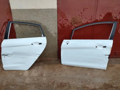 Porte avant et arrière côté chauffeur Ford Fiesta