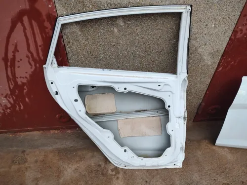 Porte avant et arrière côté chauffeur Ford Fiesta .couleur blanche