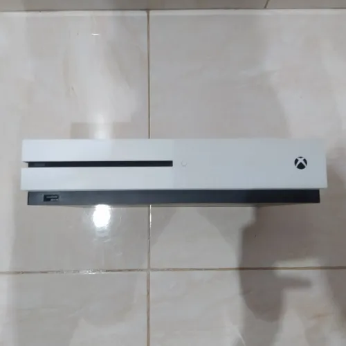 Xbox one s 1tb + 2 manettes + cd FC 24 