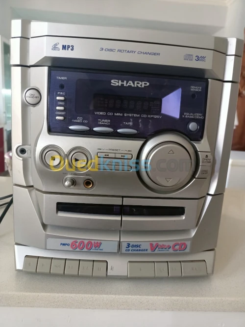 Chaîne audio cd cassette et radio avec 2 grandes baffes