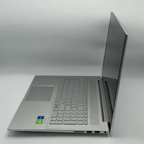 HP ENVY 17 / i7-1195G7 / 16 Go / 1 To SSD / MX450 / 17.3 FHD