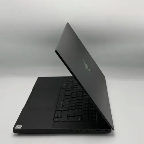 Razer Blade 15 / i7-10750H / 16 Go / RTX 2070 Max-Q / 144Hz