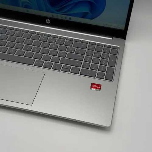 HP Laptop 15 / Ryzen 5 7520U / 16 Go DDR5 / 15.6 FHD