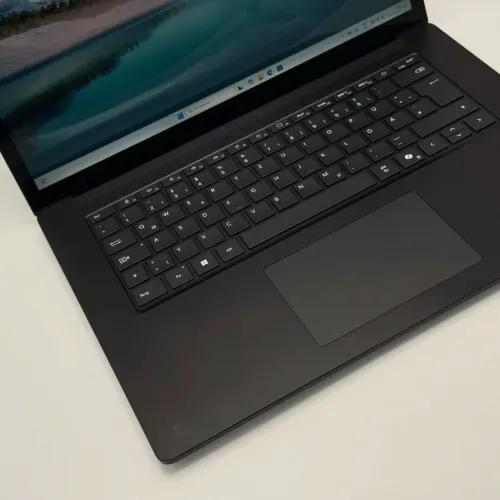 Microsoft Surface Laptop 7 / Ultra 7 165H / 16Go DDR5 / 512Go SSD NVMe / 13.8 QHD 120hz
