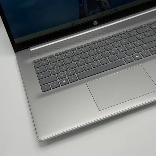 HP Laptop 17 / i3-N305 / 8 Go DDR5 / 256 Go SSD / 17.3