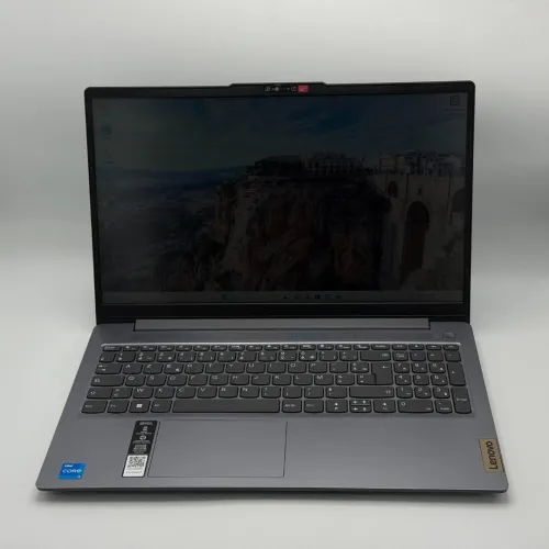 Lenovo IdeaPad Slim 3 / i5-13420H / 8 Go DDR5 / 512 Go SSD / 15.6 FHD