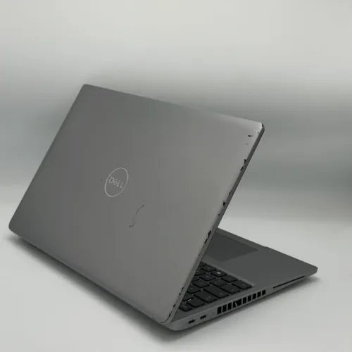 Dell Precision 3590 / Ultra 5 125U / 32 Go DDR5 / 512 Go SSD / 15.6 FHD