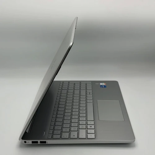 HP Laptop 15 / i5-1235U