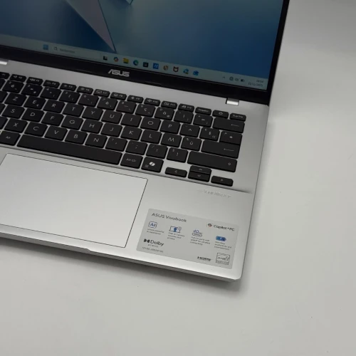 ASUS VivoBook 14 X1407Q / Snapdragon X / 16 Go / 512 Go SSD / FHD+