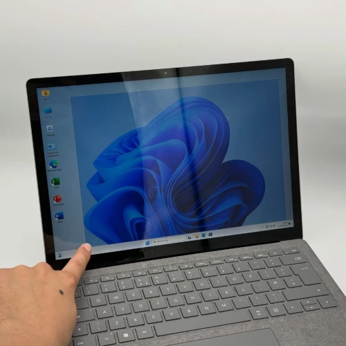 Microsoft Surface Laptop 5 / i7-1265U / 16 Go DDR5 / 256 Go SSD / 13.5 PixelSense Tactile