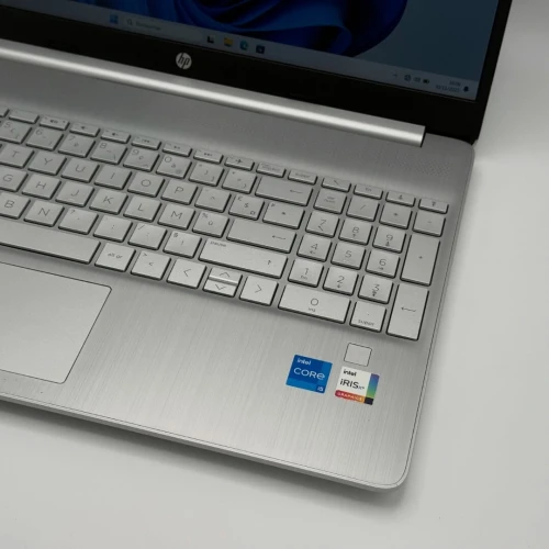 HP Laptop 15 / i5-1235U