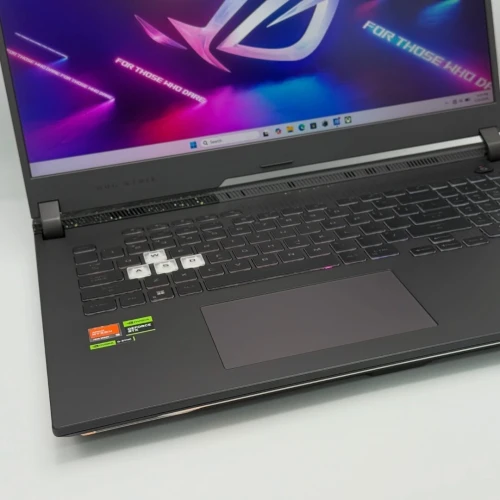ASUS ROG Strix G17 G713P / Ryzen 9 7845HX / RTX 4060 140W / QHD 240Hz