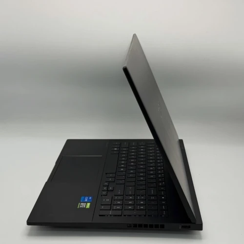 HP OMEN 16 / i7-13620H / RTX 4070 / 16 Go DDR4 / QHD 240Hz