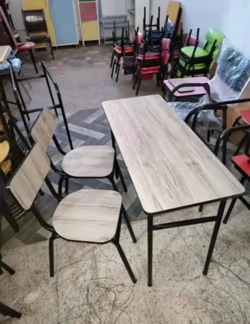 TABLE SCOLAIRE AVEC 02-03-04 CHAISES