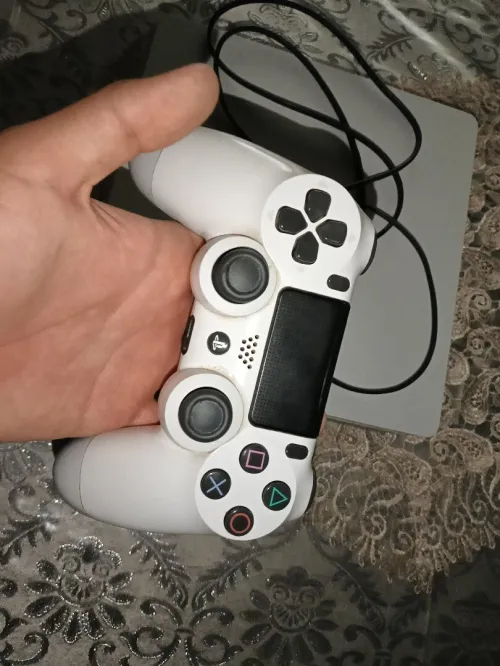 Ps4 slim édition blanche en ligne version 13.52